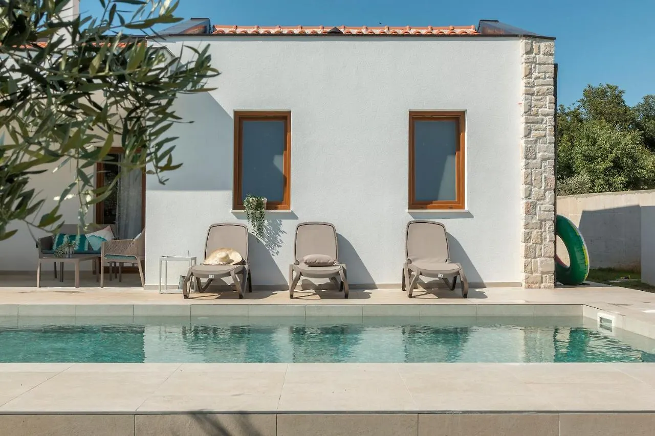 Villa San Zusto, 1600 M2 Plot Area, Heated Pool With Hydromassage Zone Galizana