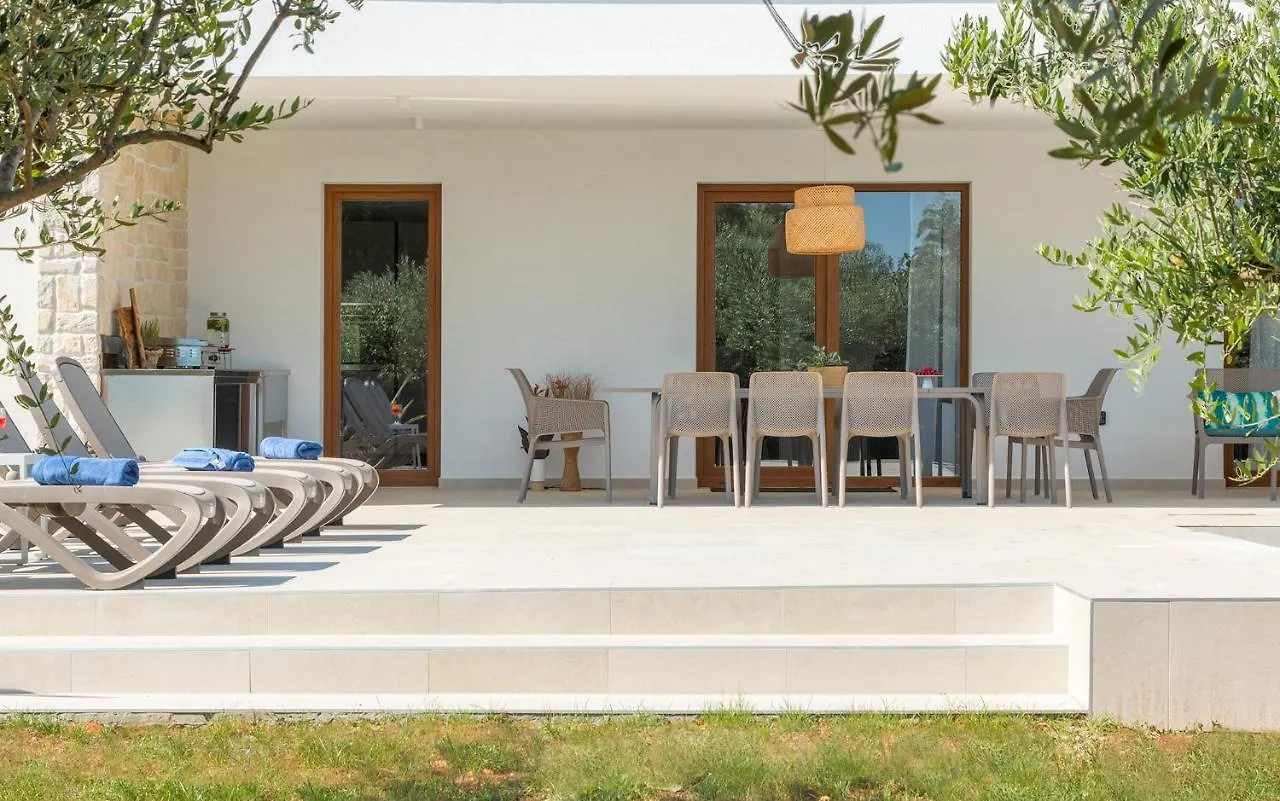 Villa San Zusto, 1600 M2 Plot Area, Heated Pool With Hydromassage Zone Galizana